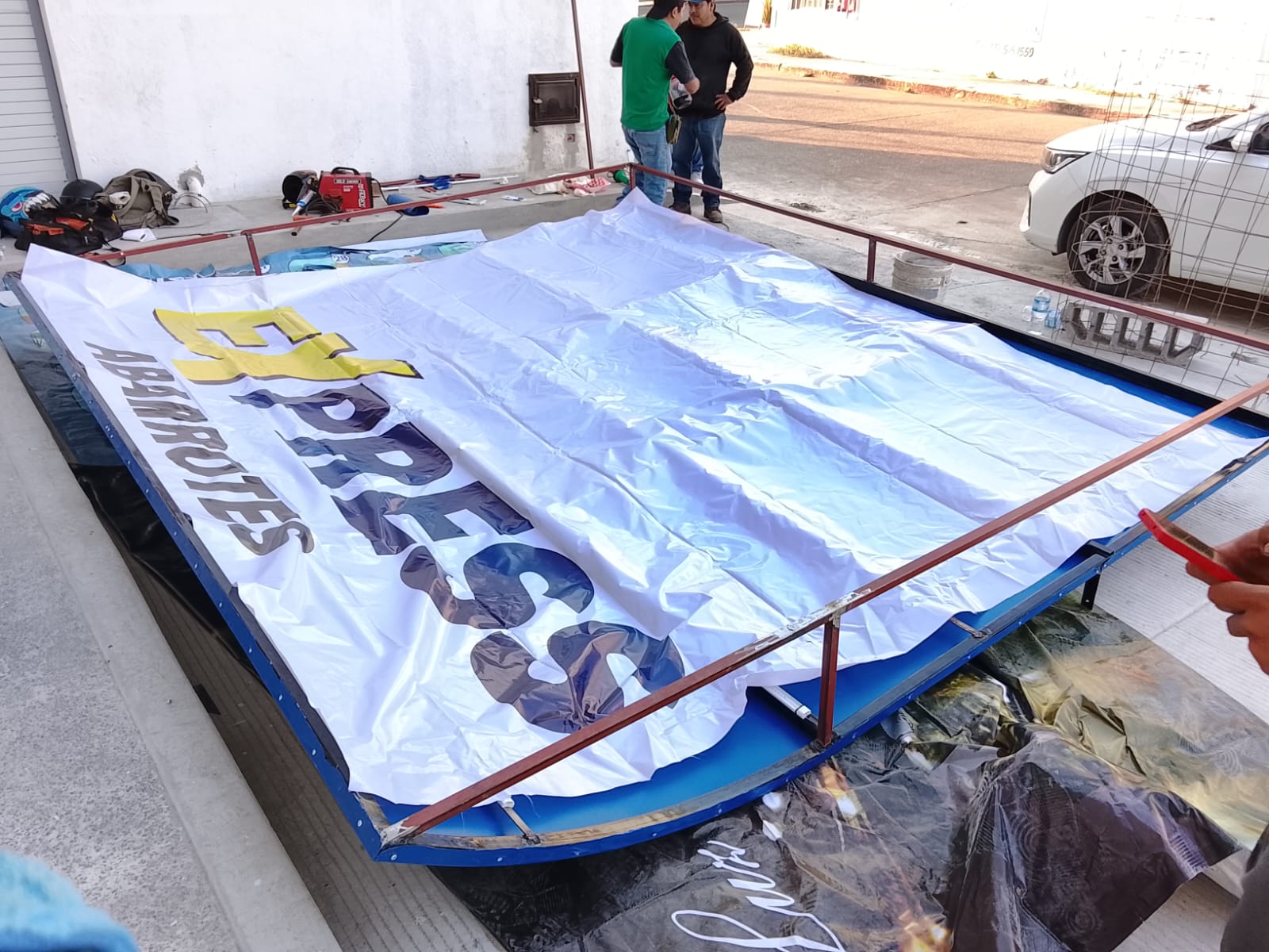 Colocación de lona y banner — 11