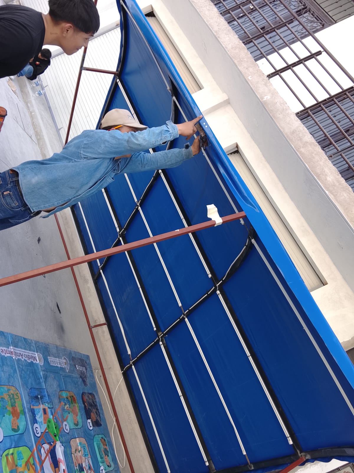 Colocación de lona y banner — 12