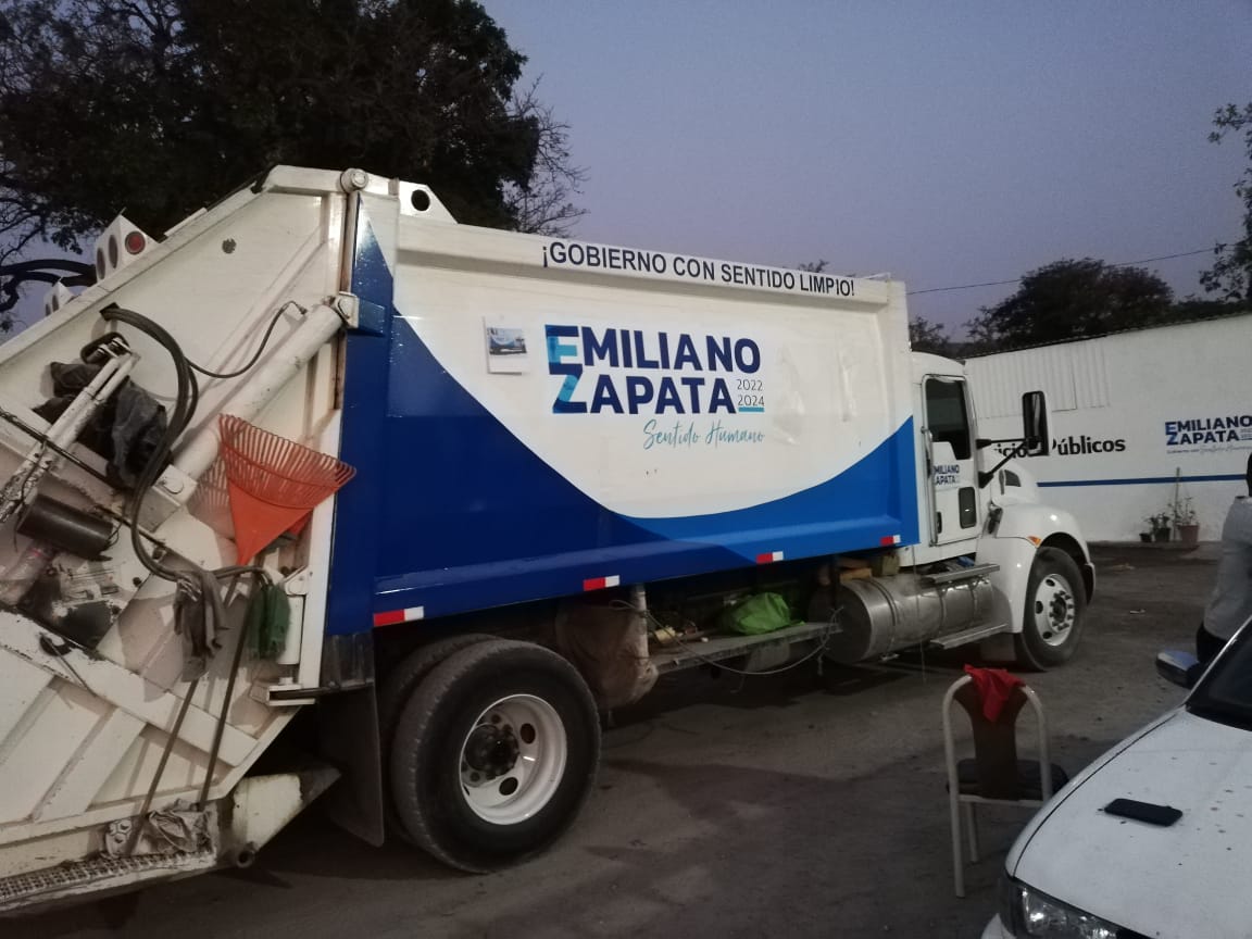 Camión y camioneta rotulada — 1