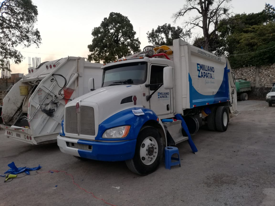 Camión y camioneta rotulada — 2