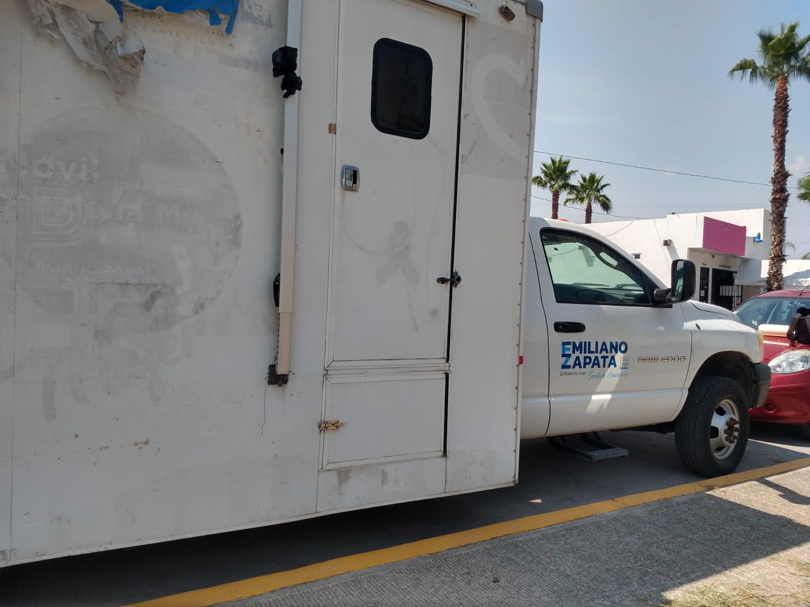 Camión y camioneta rotulada — 3