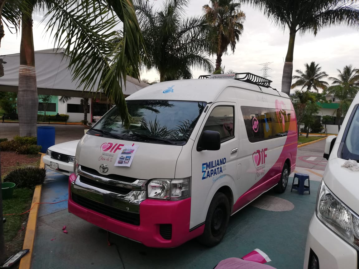 Camión y camioneta rotulada — 5