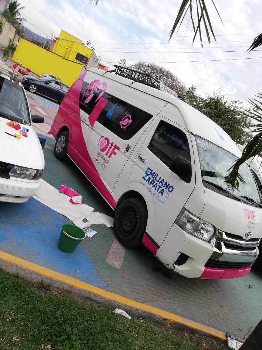 Camión y camioneta rotulada — 9
