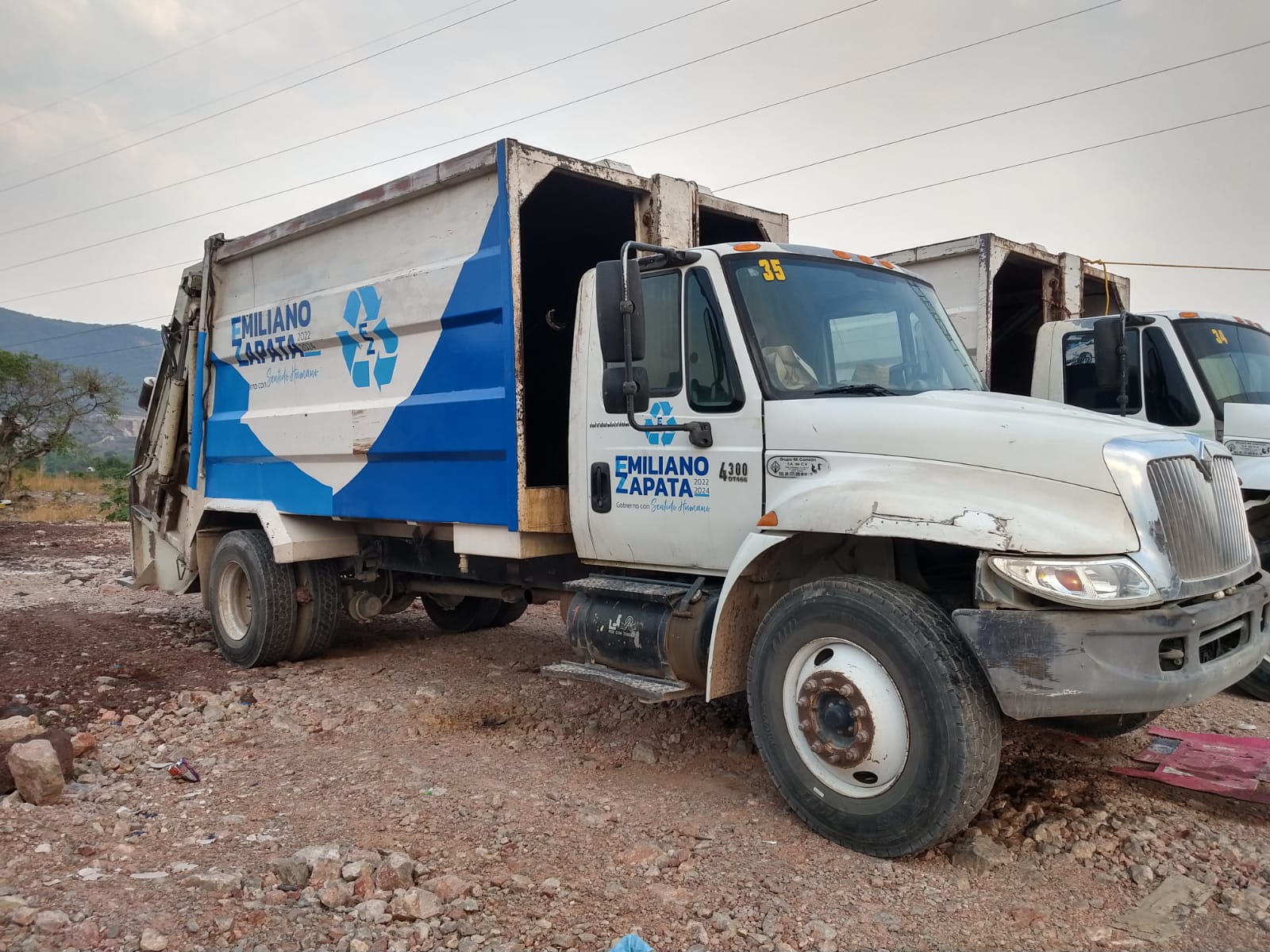 Camión y camioneta rotulada — 10