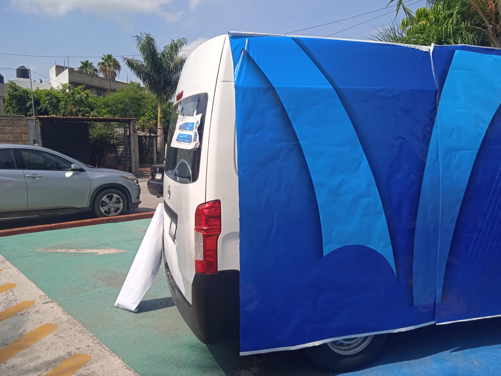 Camión y camioneta rotulada — 14
