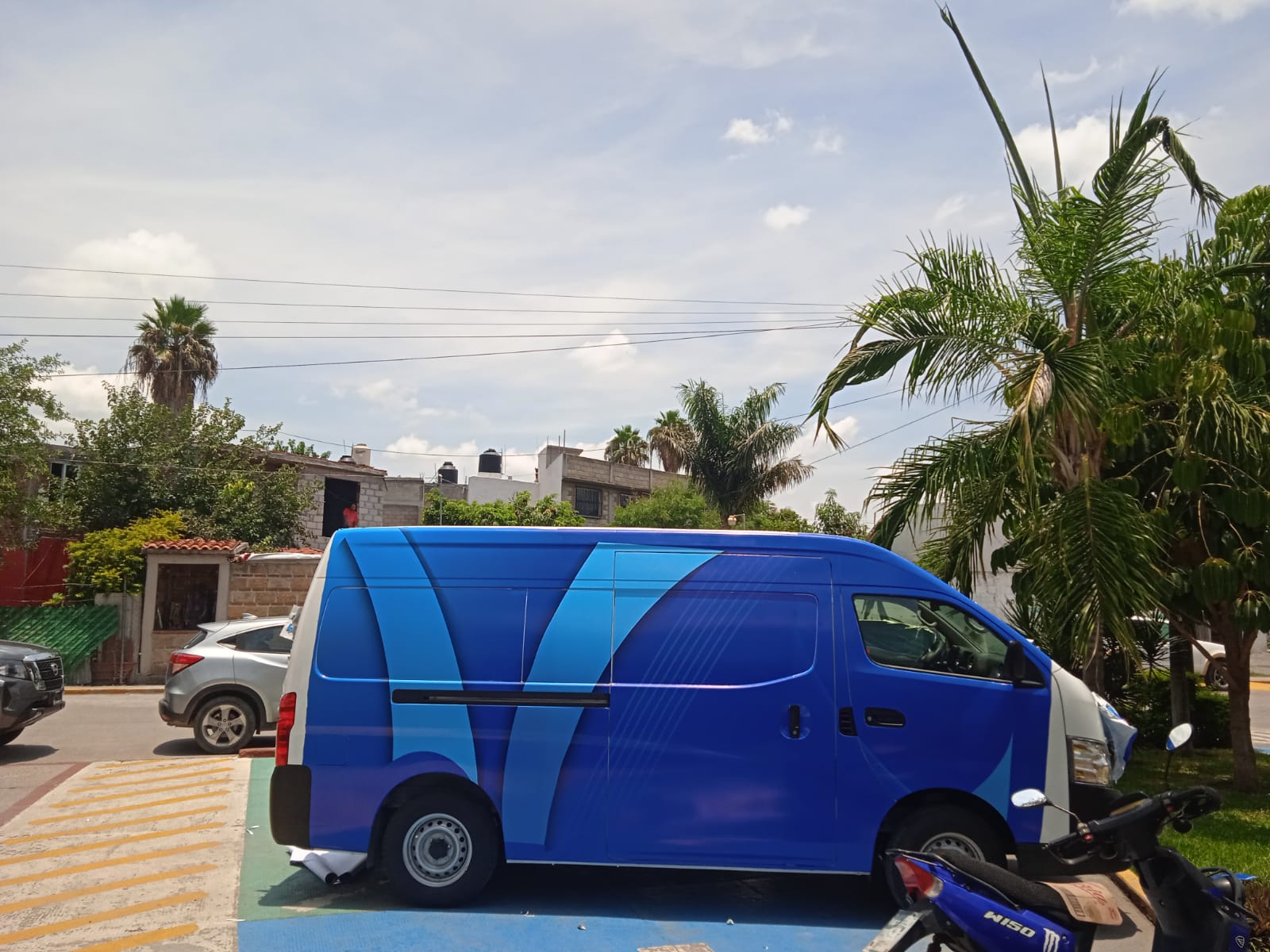 Camión y camioneta rotulada — 16