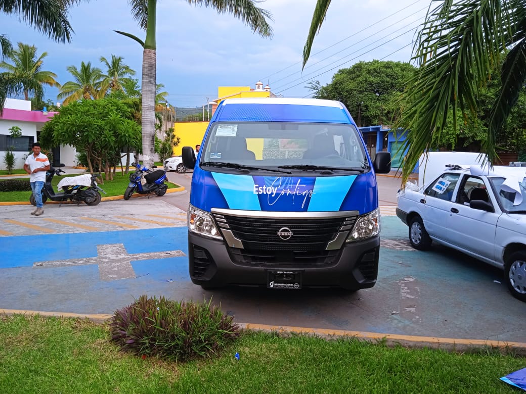 Camión y camioneta rotulada — 20