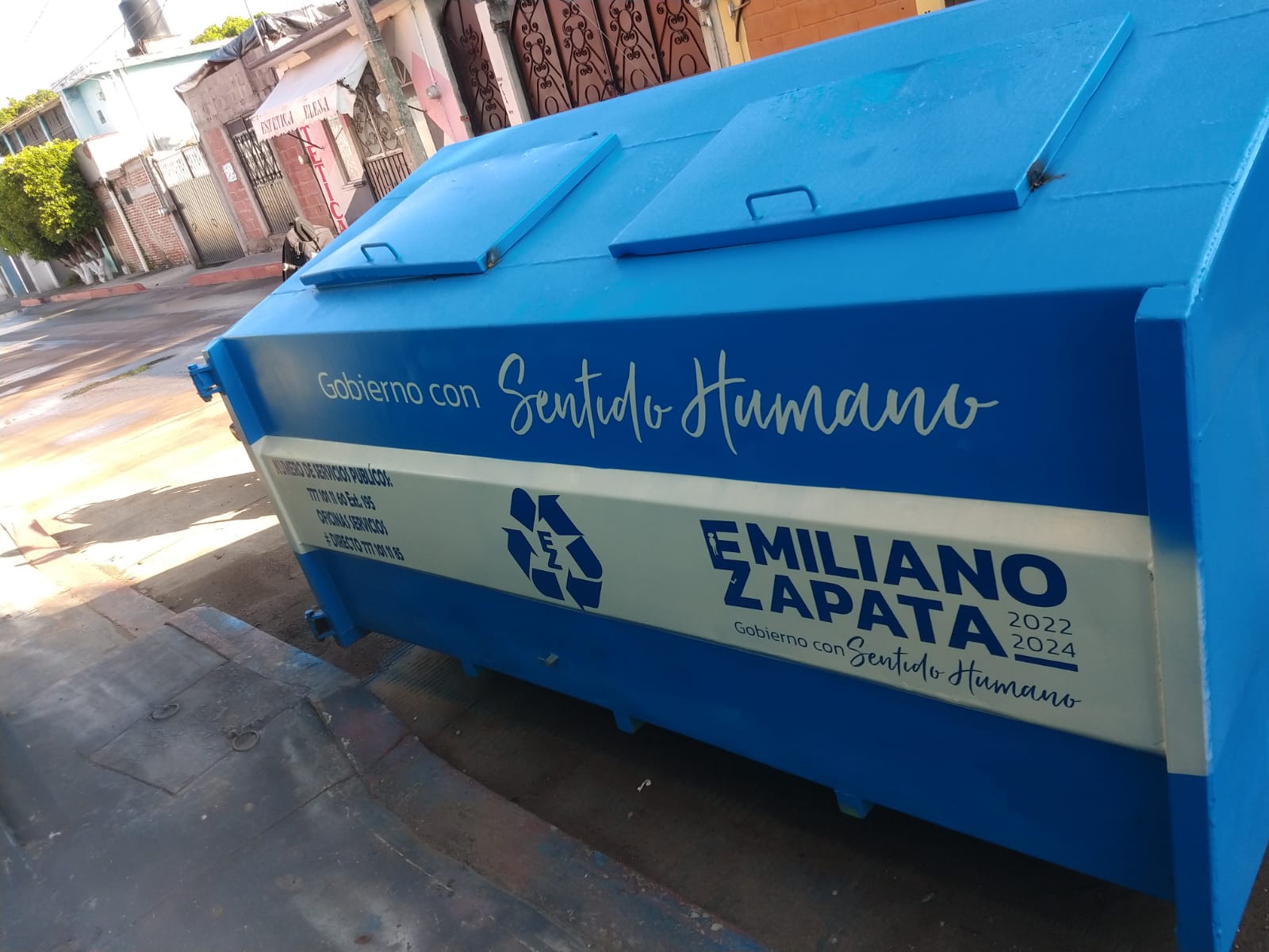 Camión y camioneta rotulada — 21