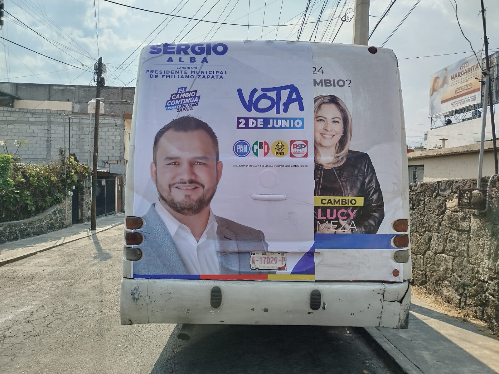 Camión y camioneta rotulada — 22