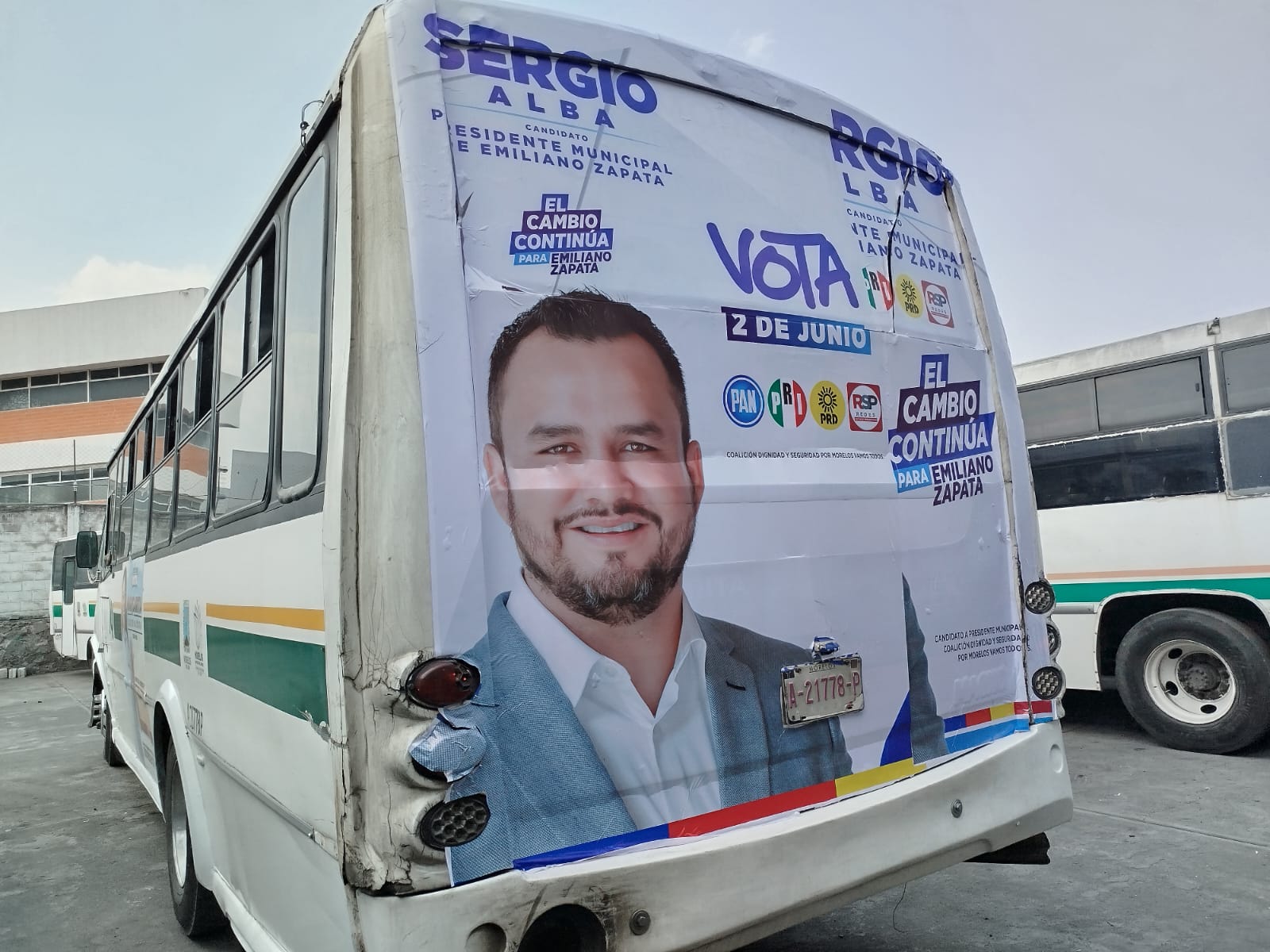Camión y camioneta rotulada — 23