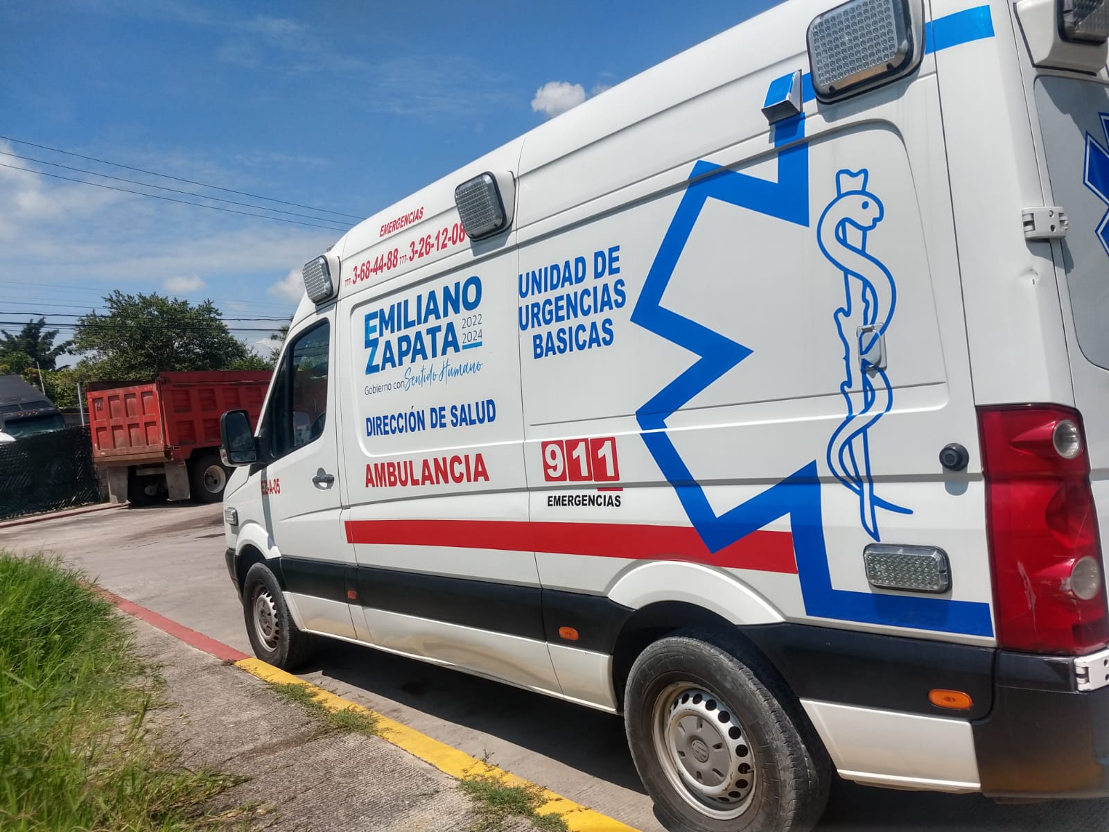 Ambulancia y unidad institucional — 1