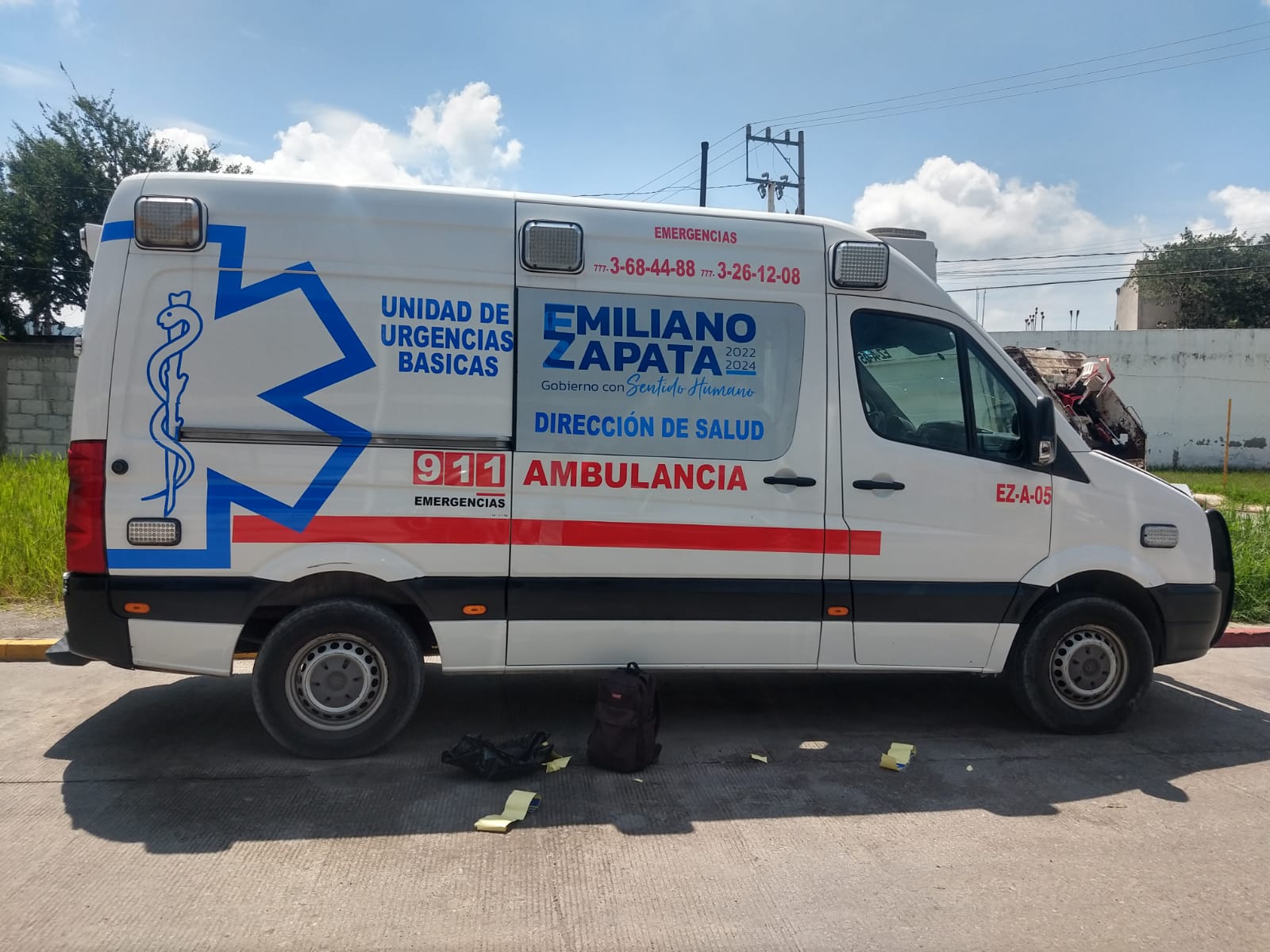 Ambulancia y unidad institucional — 2
