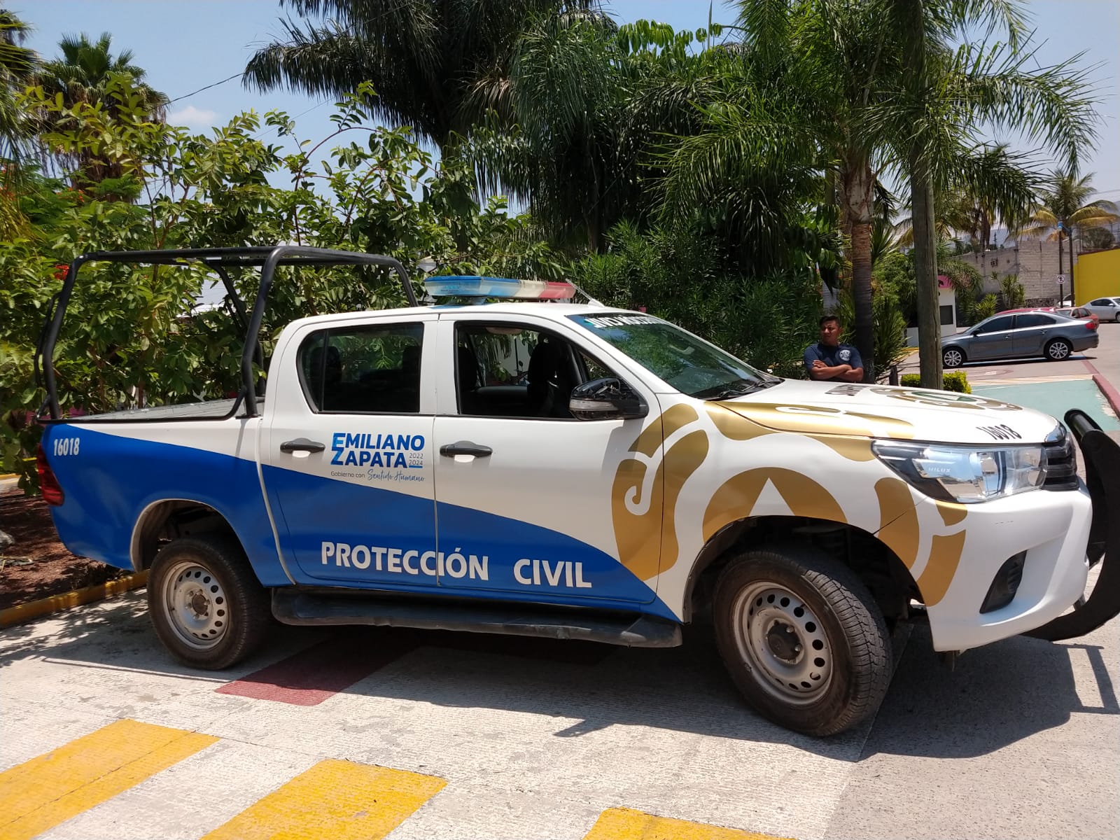 Ambulancia y unidad institucional — 3