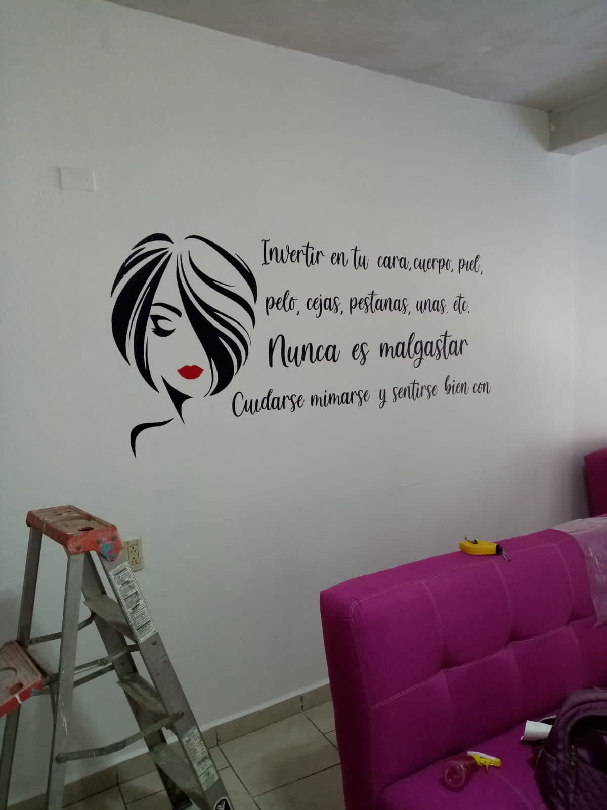 Vinil en pared y cristal — 1