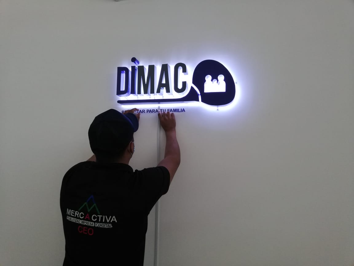 Anuncio luminoso y letras 3D — trabajo 1