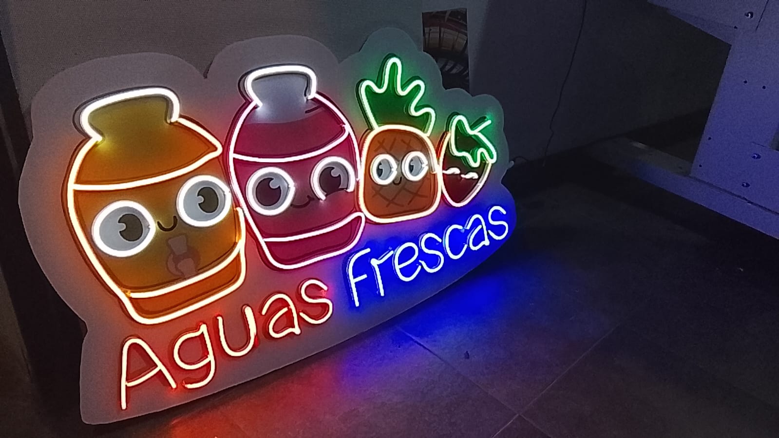 Anuncio luminoso y letras 3D — trabajo 13